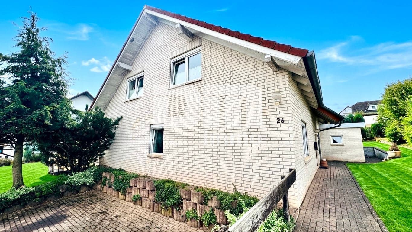 Großzügiges Ein- bis Zweifamilienhaus mit Terrasse und großem Garten