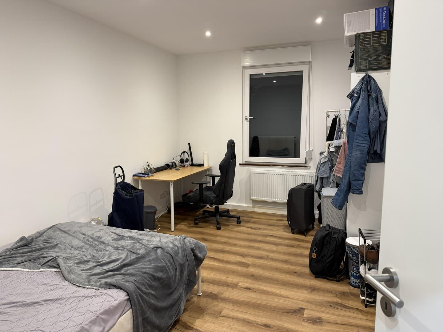 Möbliertes, renoviertes WG-Zimmer in 4er-WG mit Balkon!