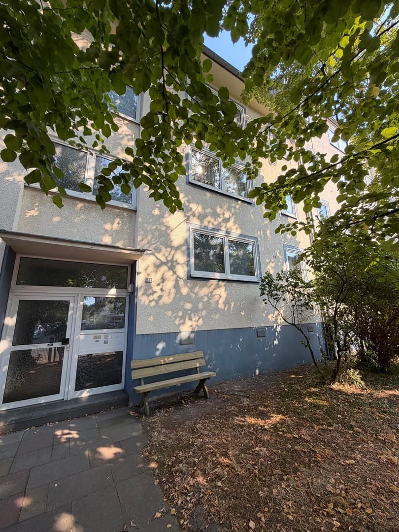 Helle Dachgeschosswohnung mit Einbauküche in zentraler Kölner Lage – provisionsfrei
