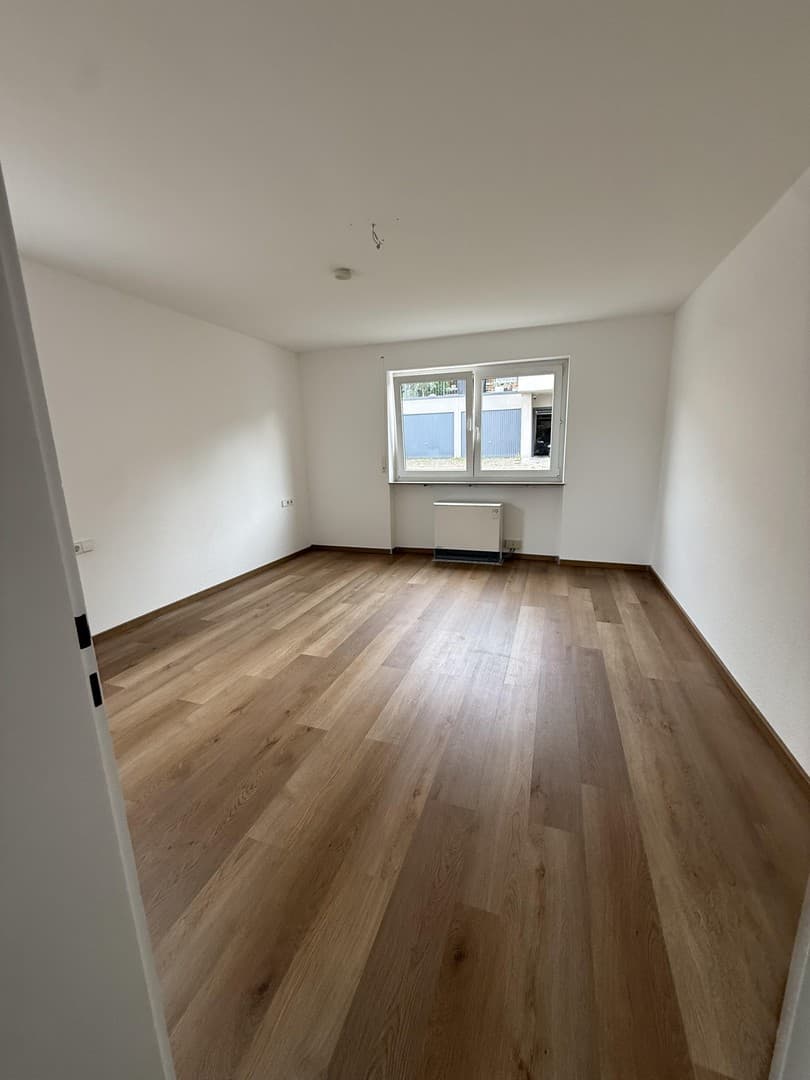 Großzügige 4 Zimmer EG Wohnung mit Terasse und kleinem Garten