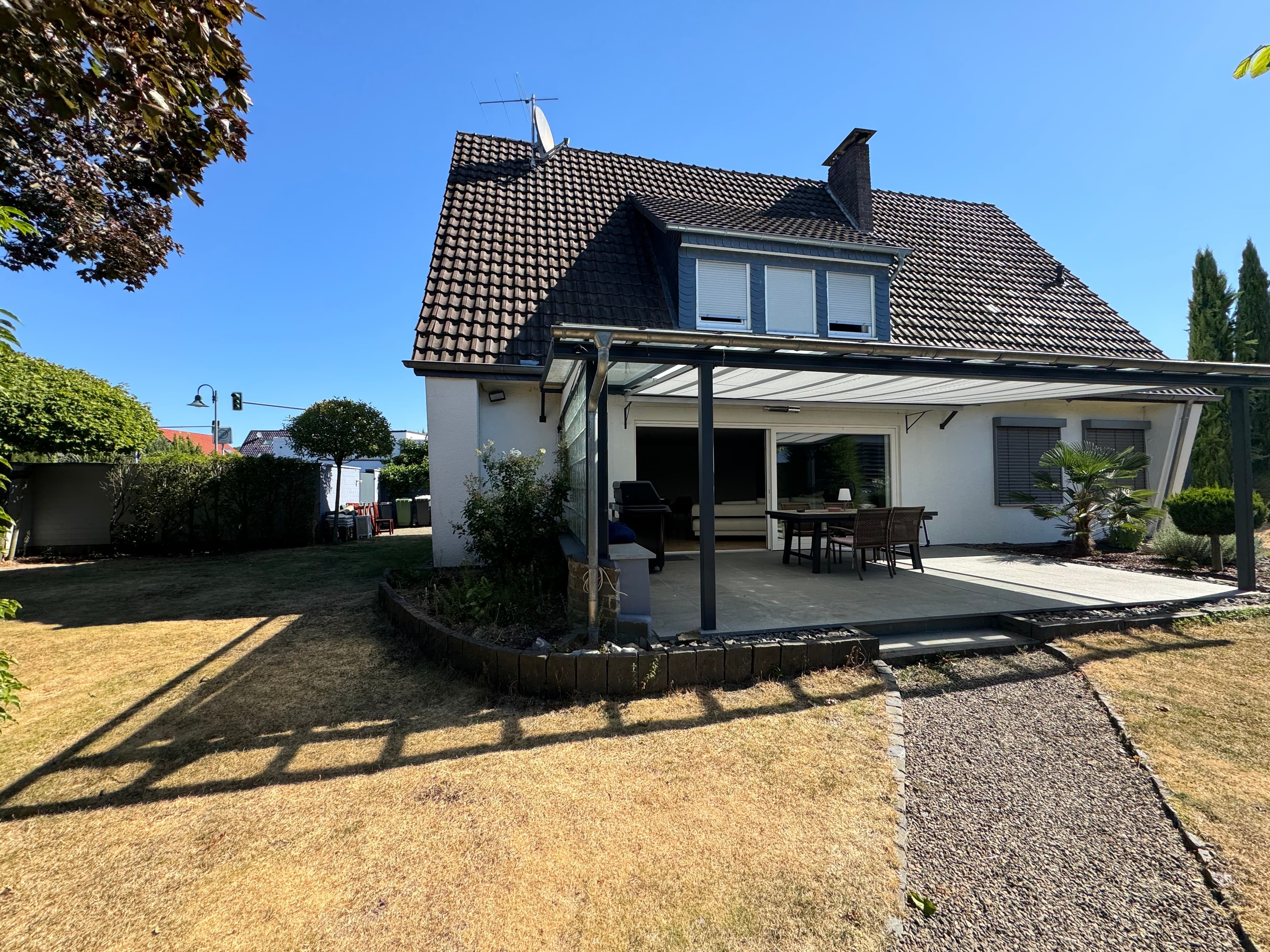 Hochwertiges Einfamilienhaus mit Pool, großem Garten und stilvoller Ausstattung in Rösrath
