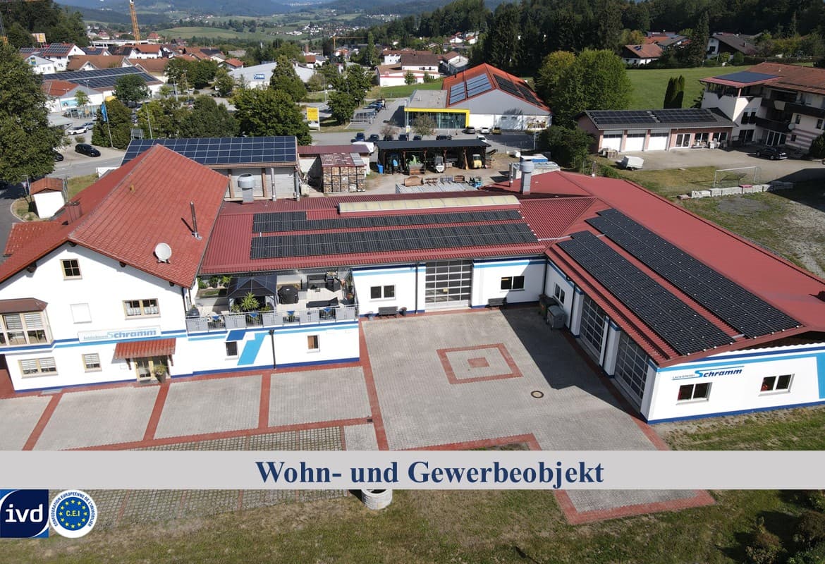 ATTRAKTIVES WOHN- UND GEWERBEOBJEKT MIT
GEWERBEHALLEN UND PV-ANLAGE