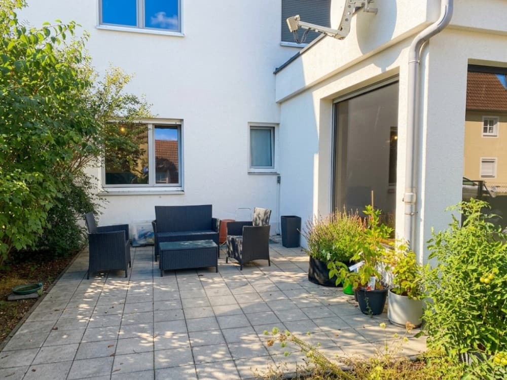Modernisierte Wohnung
mit Terrasse und Garten sowie KFZ- Stellplatz ...