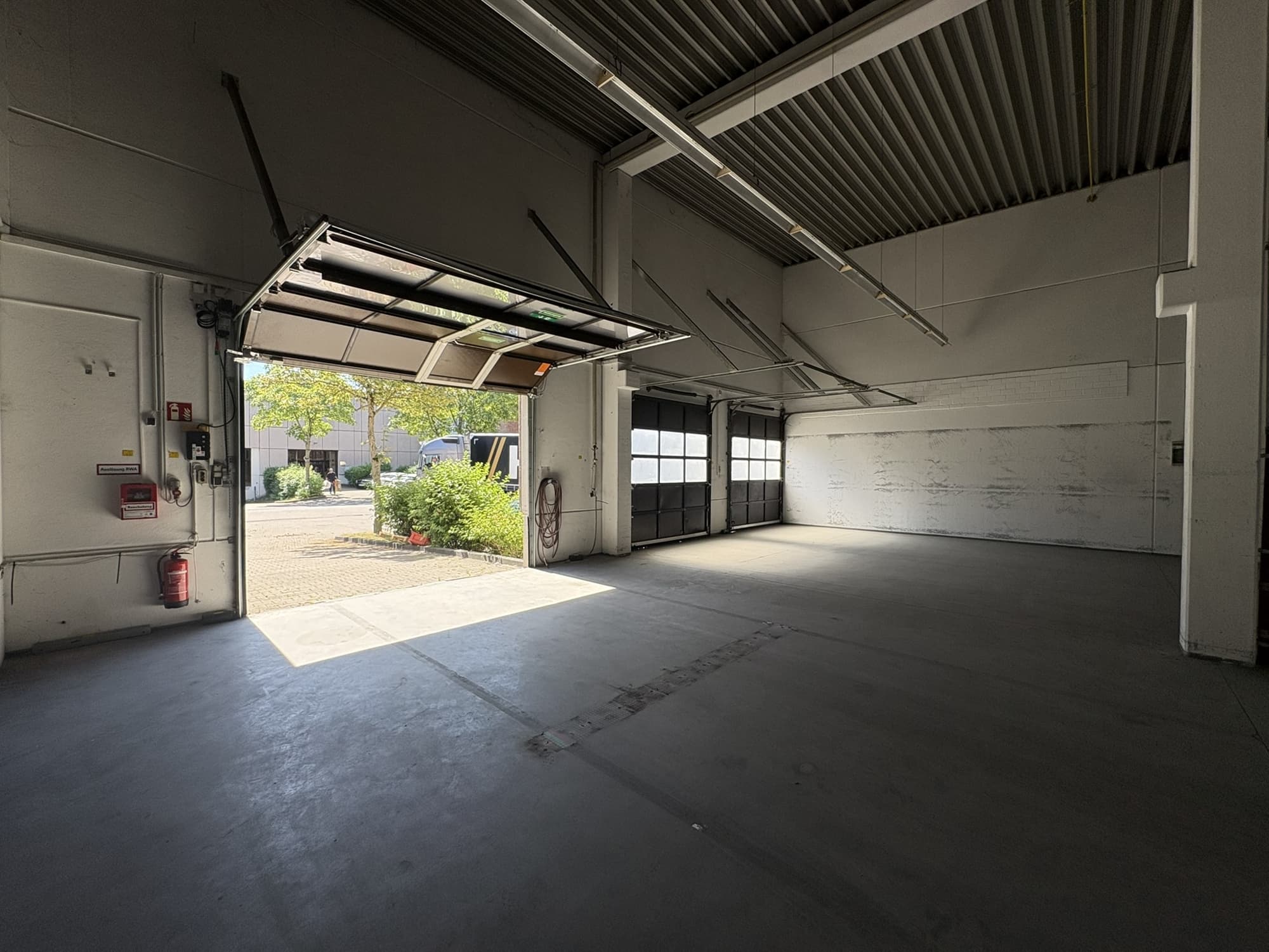 Hilden | 1.300 m² Hallenfläche | 150 m² Büro | Rampen ebenerdiges Tor