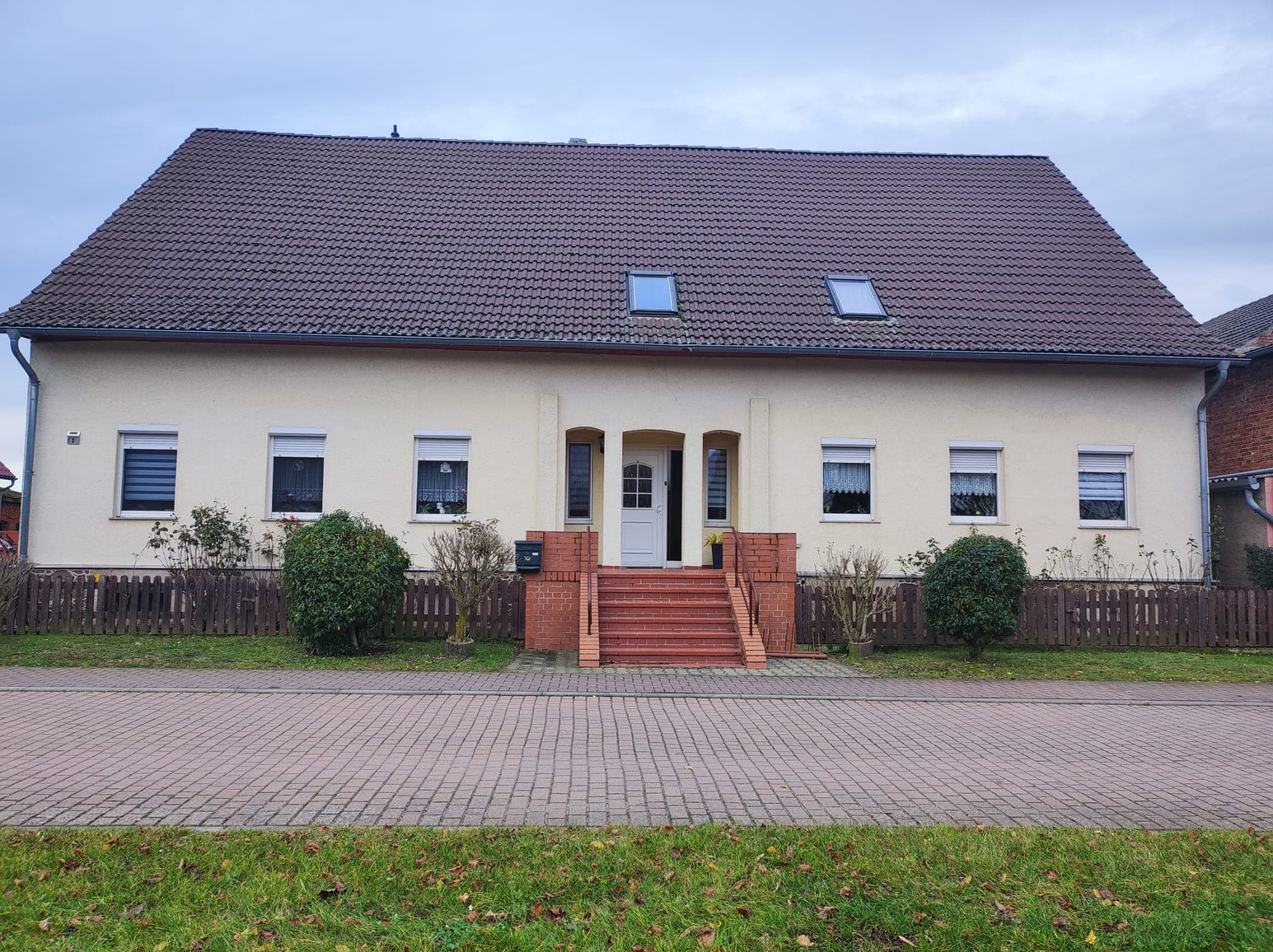 Zweifamilienhaus mit großem Garten und in schöner Lage