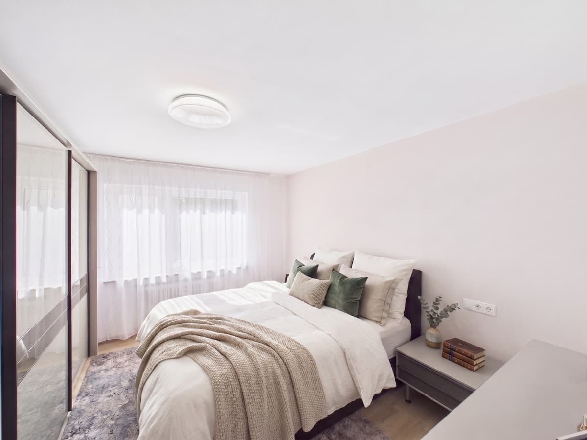 Top Chance! Renovierte 2 Zimmer Wohnung, überdachter Balkon, EBK, sep. WC, TG-Platz, Aufzug, Keller