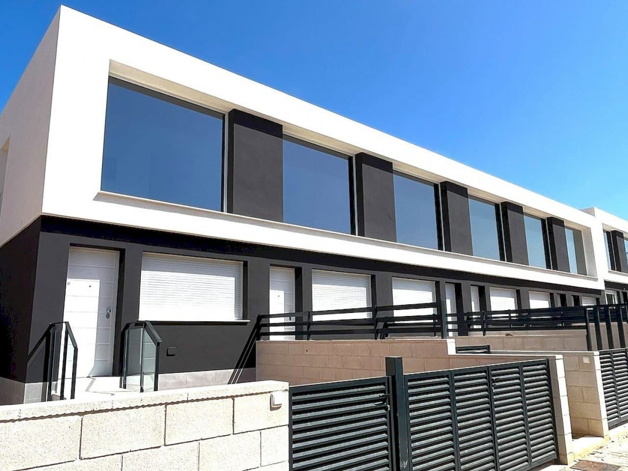 Neubau-Stadthäuser - nur Minuten von idyllischen Stränden entfernt