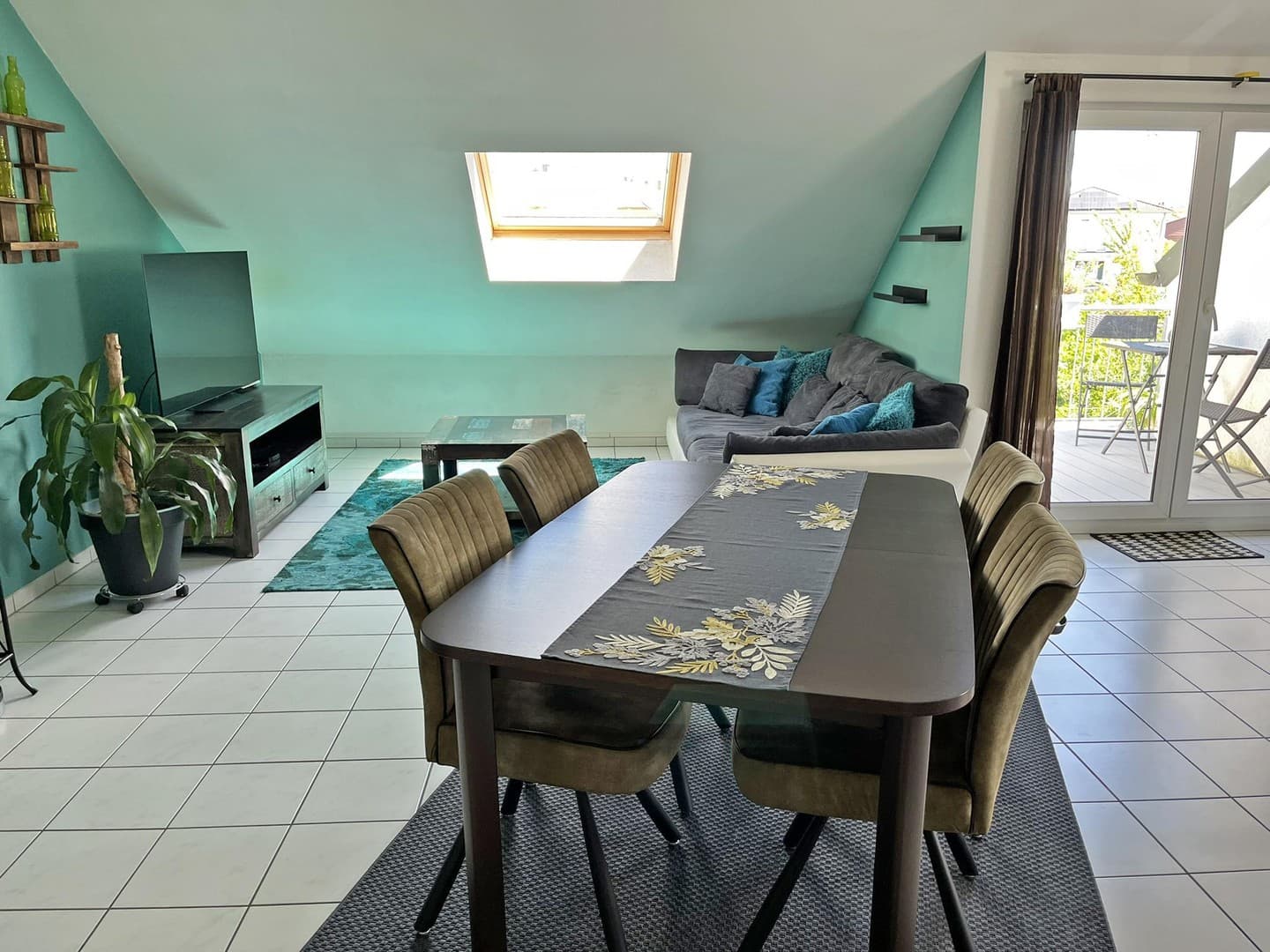 Schöne, helle 2-Zimmer-Dachgeschosswohnung mit Balkon & Stellplatz in begehrter Lage von Schwalbach