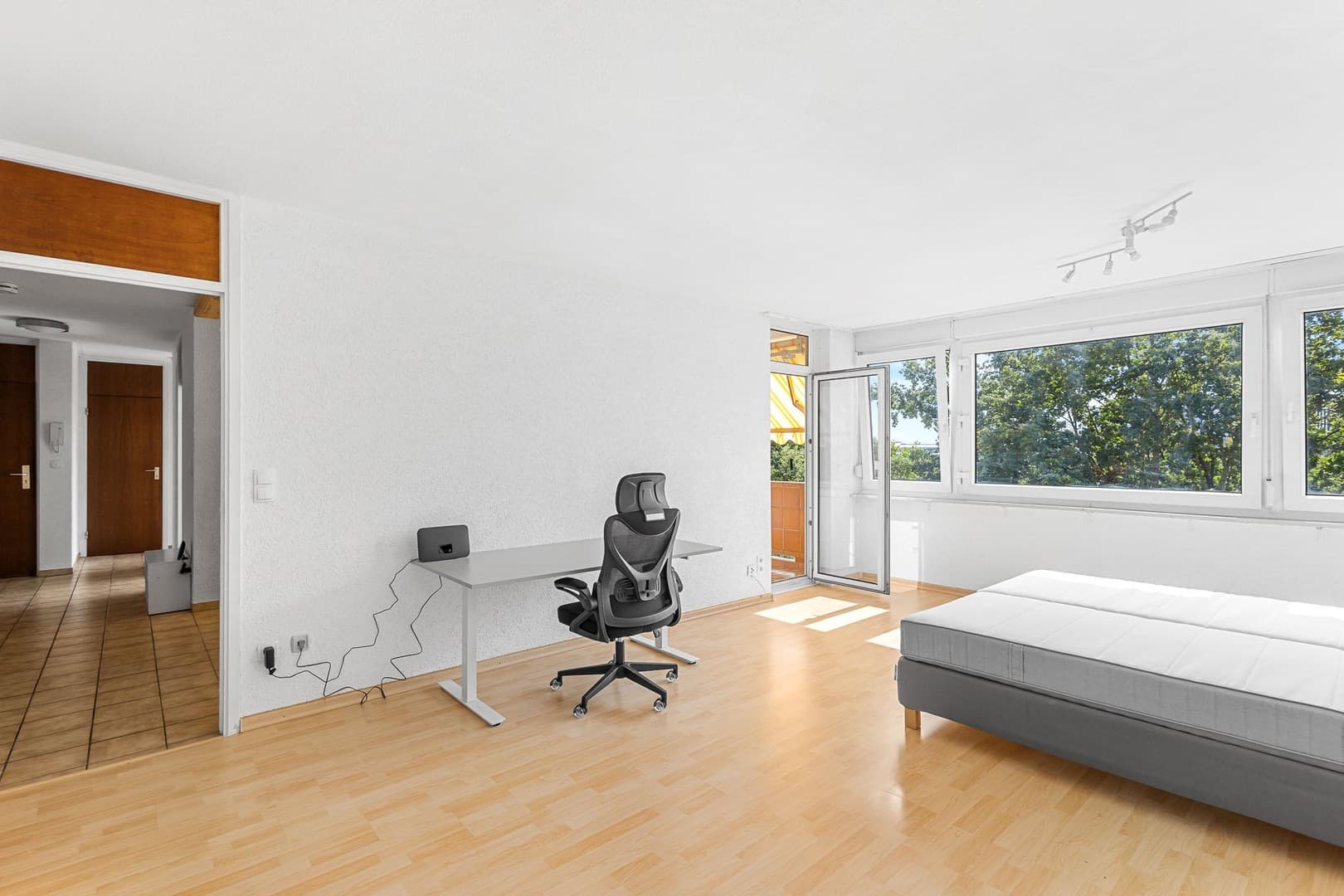 Großzügige 5-Zimmer-Wohnung mit Balkon, Garage