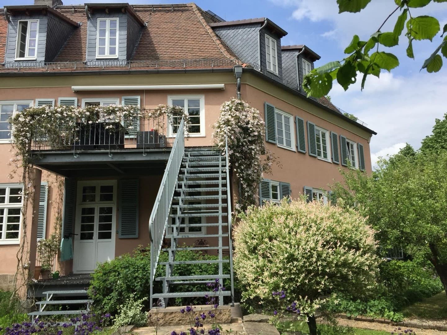 Historisches Wohnen im Kulturdenkmal – zwei außergewöhnliche Wohnungen mit parkähnlichem Garten
