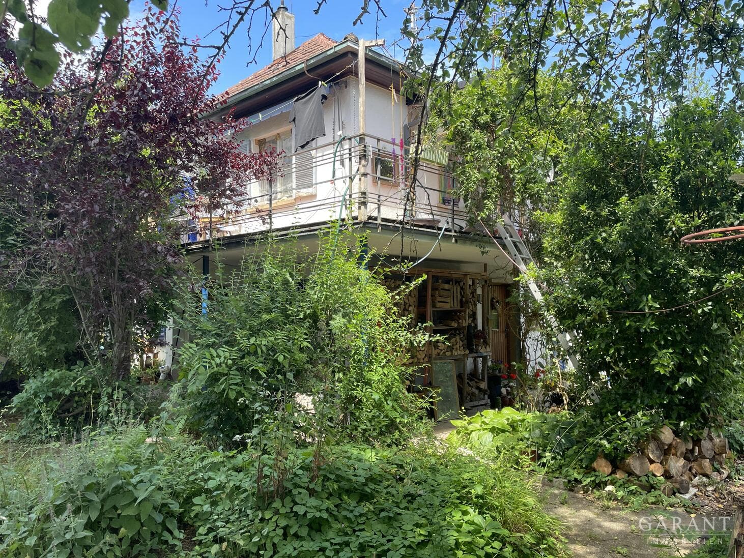 * Charmantes Einfamilienhaus mit Walmdach * freistehend * herrliche Lage *