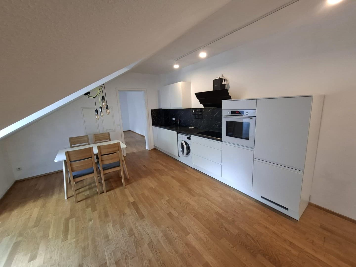 Moderne 2-Zimmer-DG-Wohnung in Fürth | EBK | Aufzug | TG | BJ2021