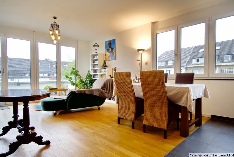 Komplett ausgestattete 3-Zimmer-Wohnung mit großem Balkon, Internetzugang, 2 hochwertigen Bädern, PKW-Tiefgaragenstellplatz