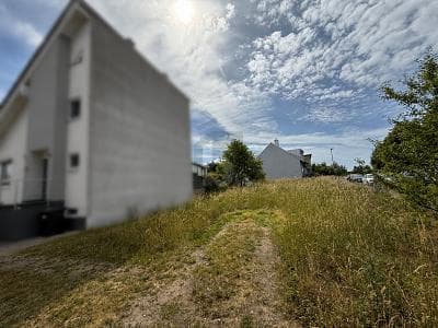 ERSCHLOSSEN & SOFORT BEBAUBAR IN RUHELAGE