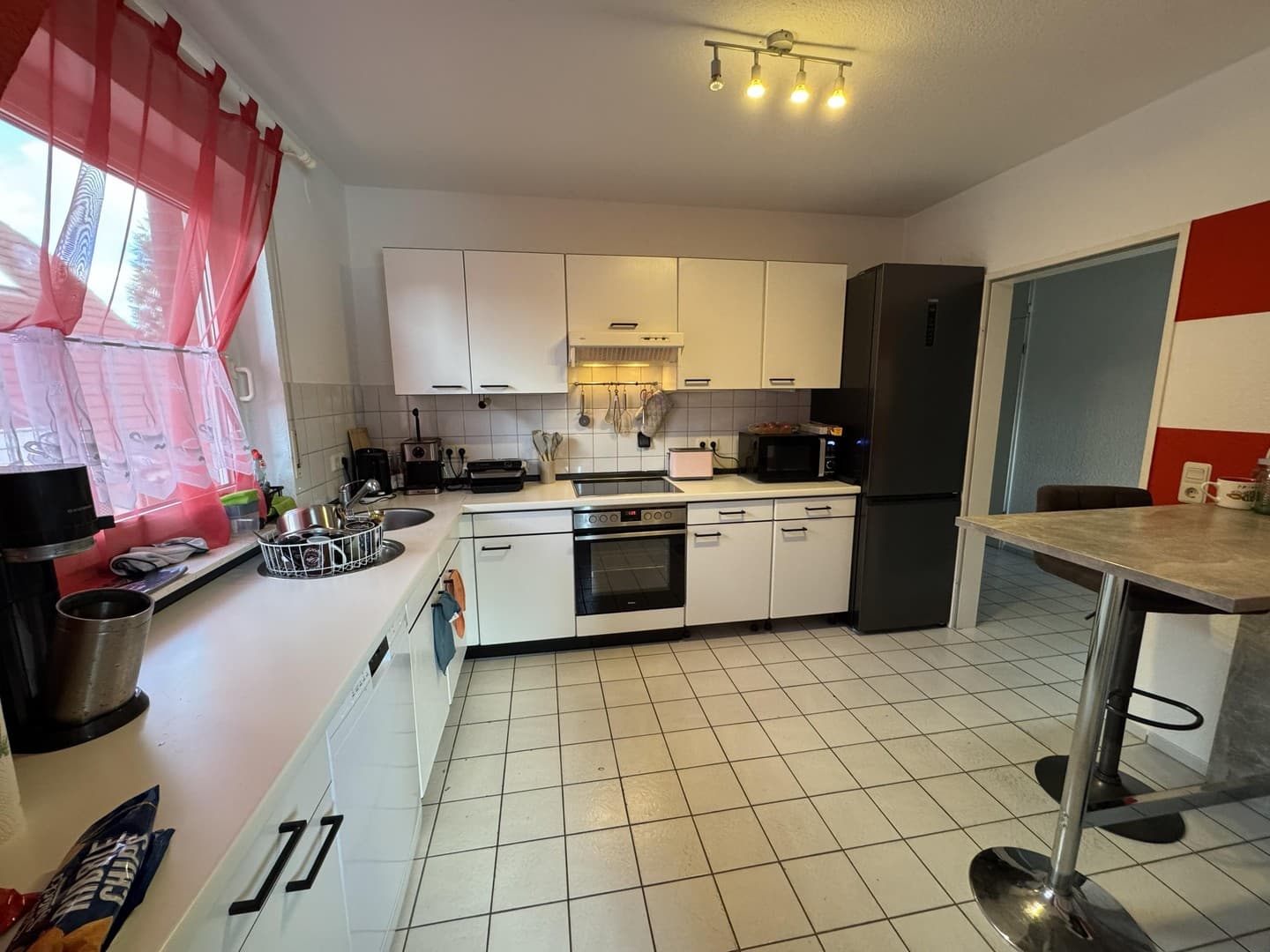 Schöne 3 Zimmerwohnung, Küche, Bad, EBK, HWR, Balkon, Kaminofen, Waschtrockner, Carport mit AR