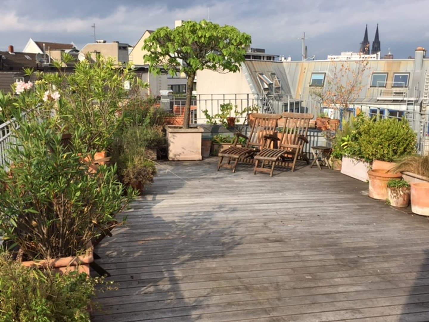 Exklusives Altbau-Luxus-Apartment mit Dachterrasse im Belgischen Viertel
