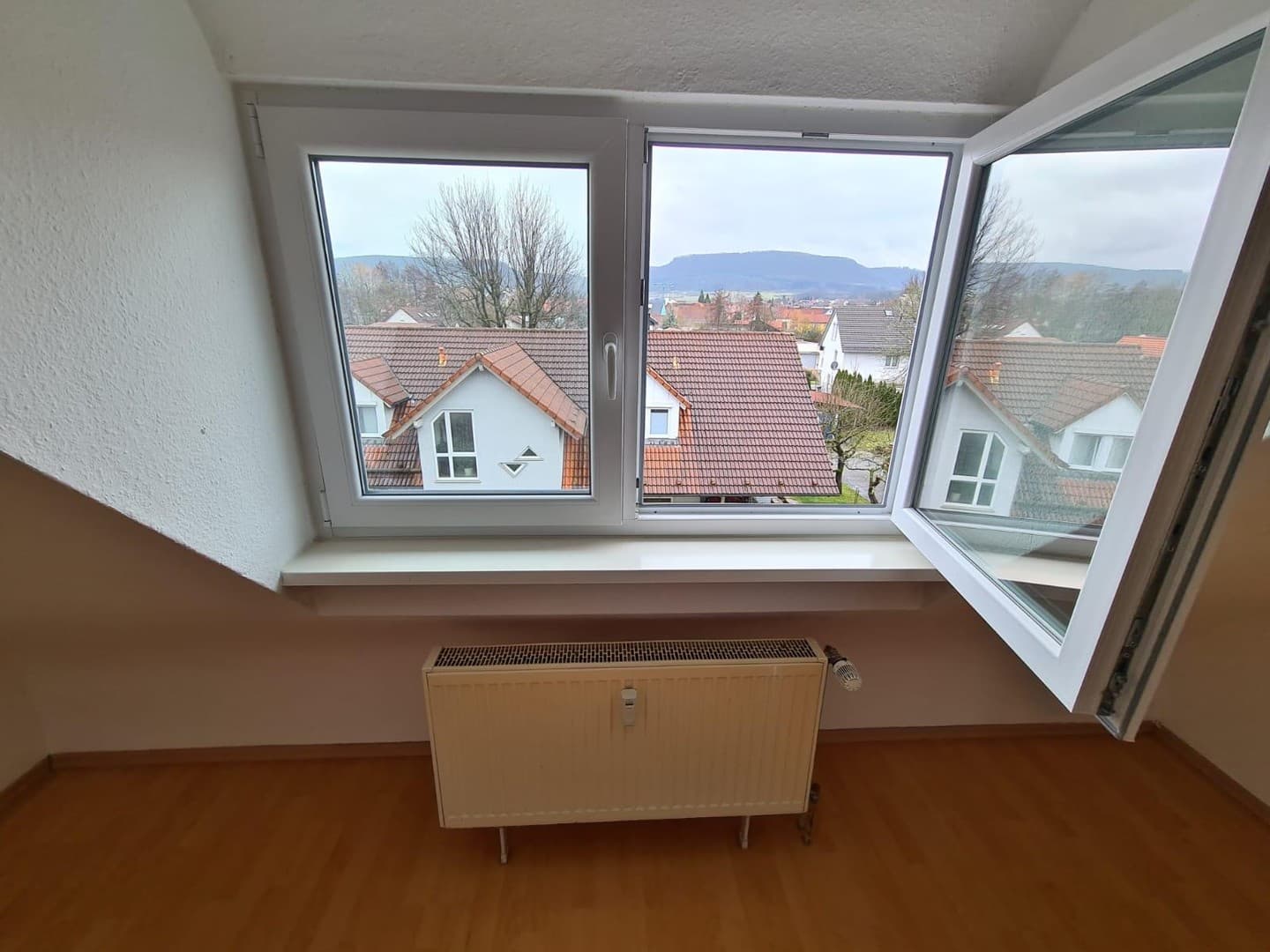 3-Zimmer DG-Wohnung inklusive Stellplatz & EBK - provisionsfrei