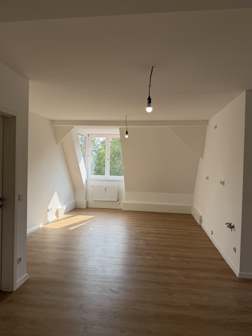 Wohnen im Denkmal – frisch sanierte 115-m²-Dachgeschosswohnung mit großem Wohnbereich