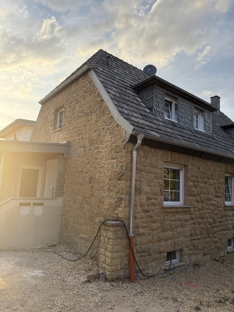 Ländliche Ruhe trifft moderne Eleganz-Exklusive Neubauwohnung im ersten Obergeschoss