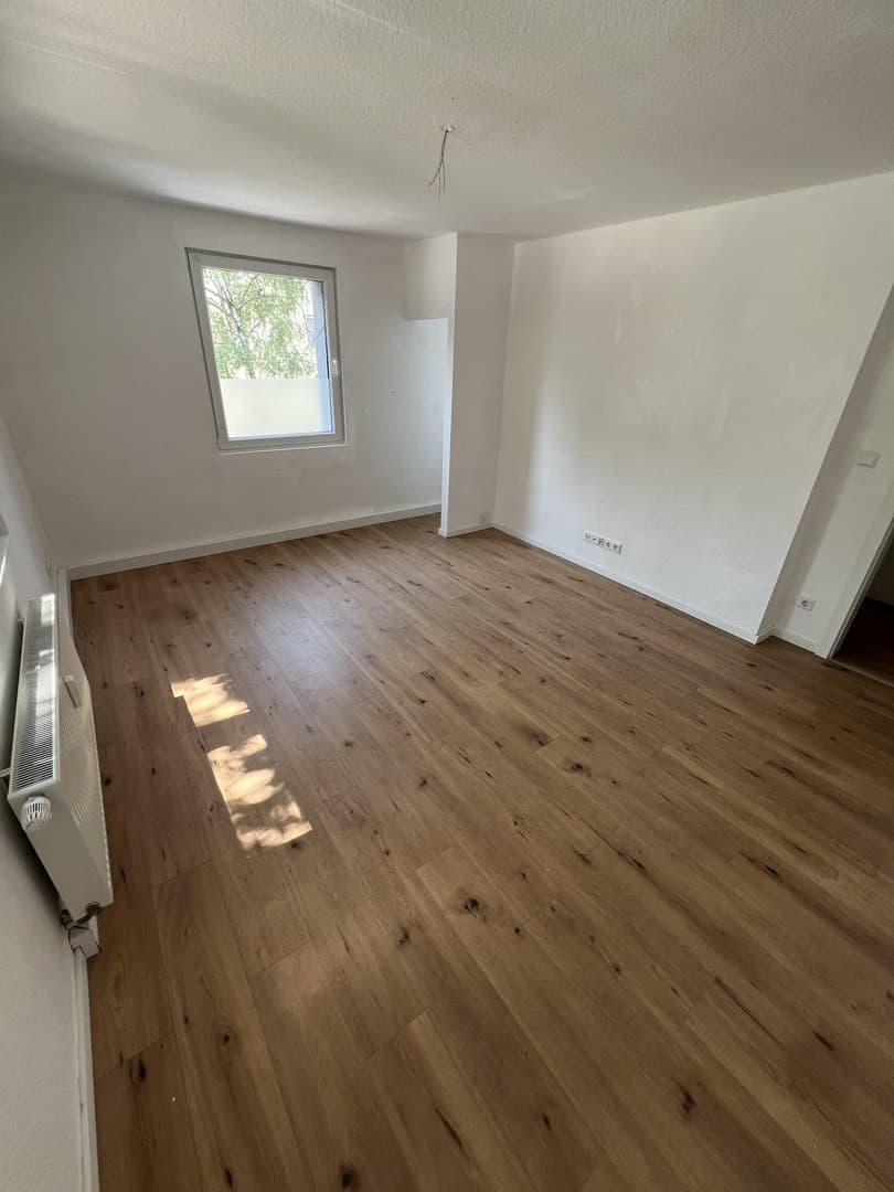 Sanierte und helle 2-Zimmerwohnung m. gr. Wohnküche + Duschbad