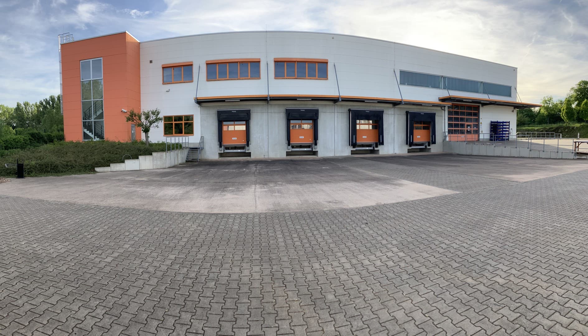 3100m² Lagerhalle mit LKW-Rampen und Sozialbereich