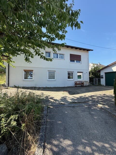 Einfamilienhaus mit Einliegerwohnung, Doppelgarage u. Holzlagerschuppen in Teilort von Leutkirch!