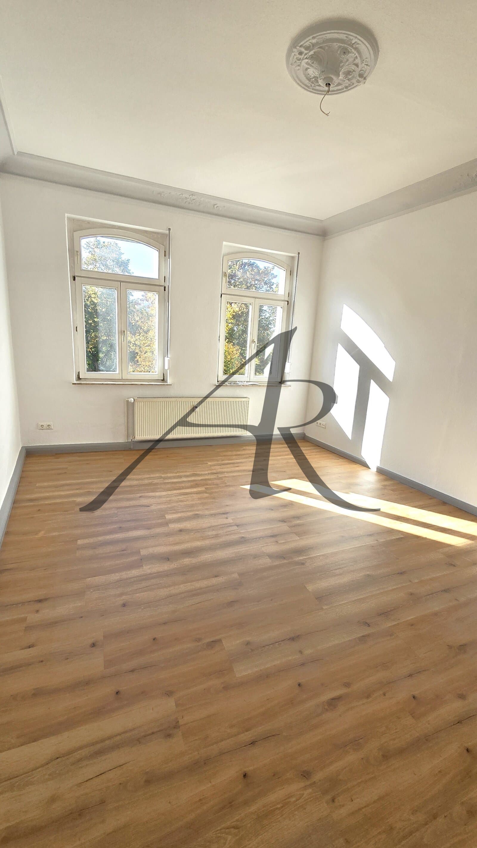 Erstbezug - schicke 4-Zimmer-Altbau-Wohnung mit neuem Bad - EBK möglich