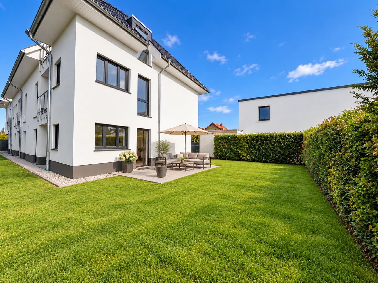 Erstbezug: 3-ZKB EG Wohnung KFW 40 mit Wärmepumpe und kleinem Garten