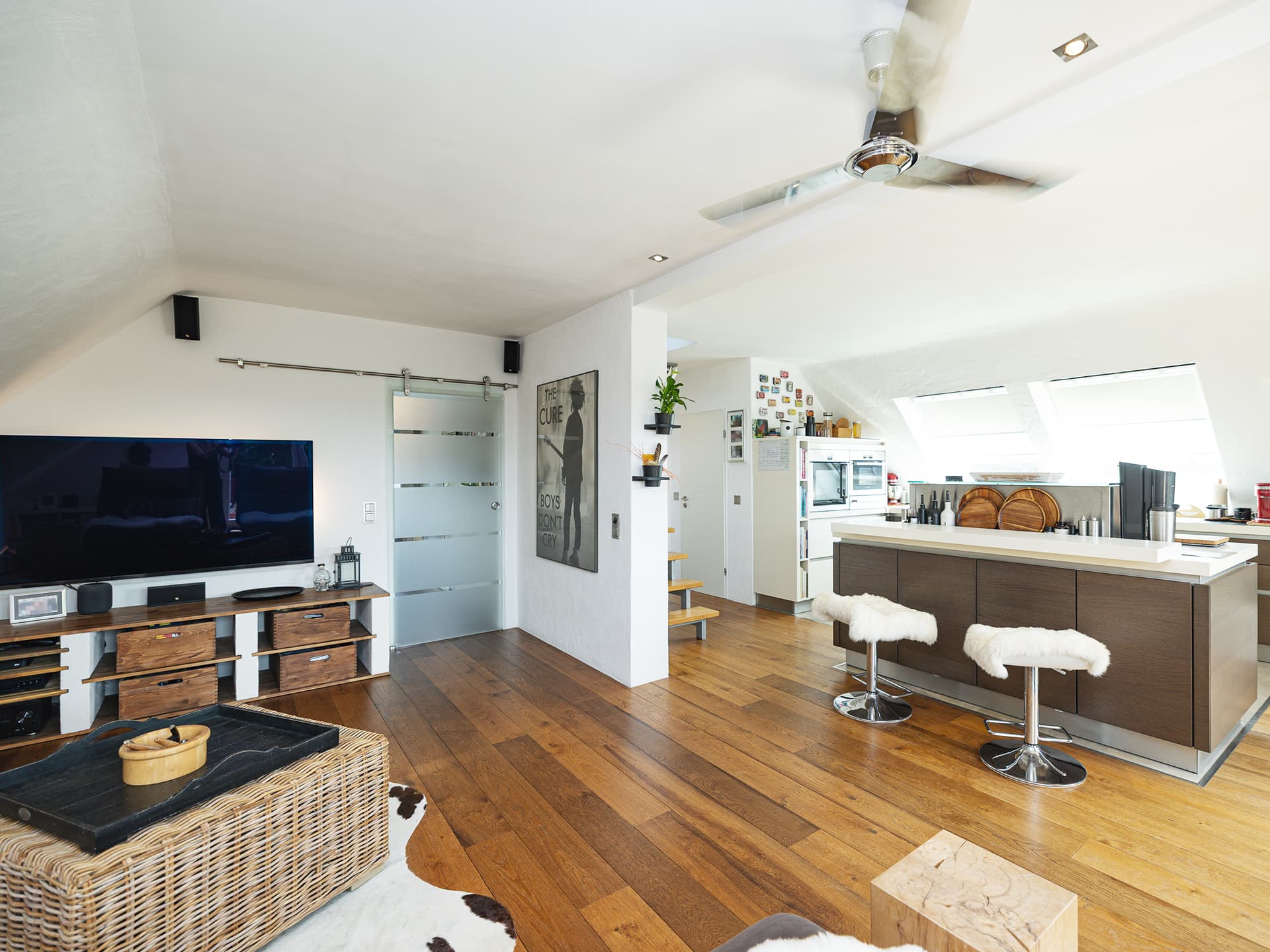 Hochwertige 2-Zimmer-Dachgeschosswohnung mit ca. 30 m² ausgebautem Zusatzbereich, Balkon & 2 Garagen