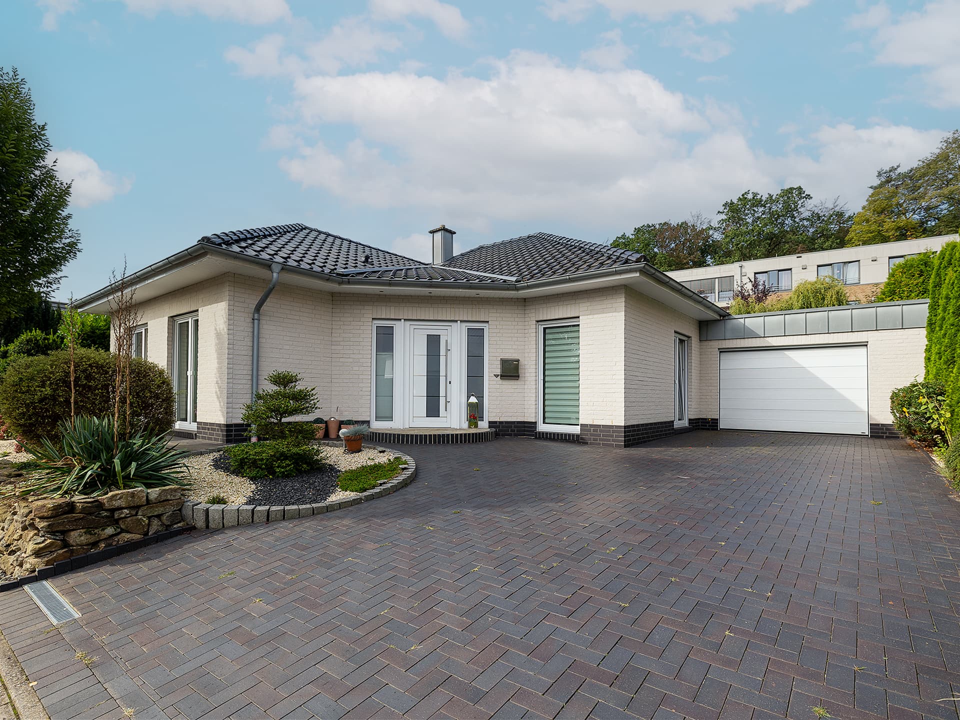 Bungalow in Damme – Stilvolles Wohnen mit Kamin, Garten, überdachter Terrasse und Doppelgarage