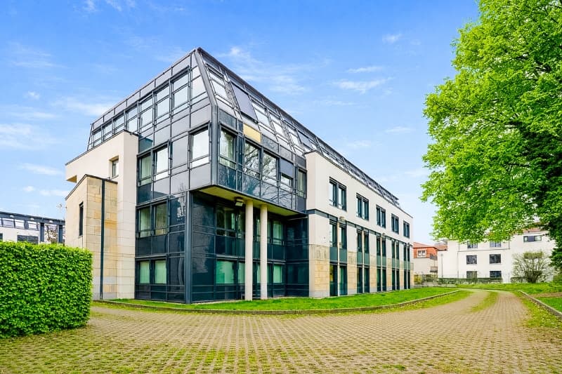 Moderne Bürofläche mit begrüntem Innenhof!