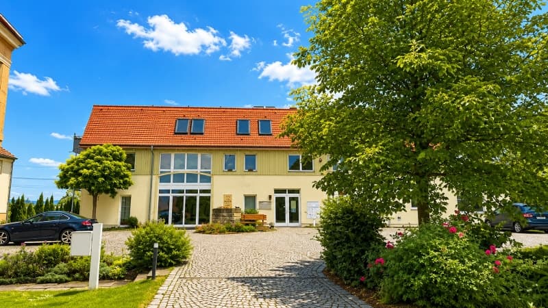 Attraktive Büroeinheit mit Terrasse, Garten und großzügigen Nebenflächen in der Doppelgarage!
