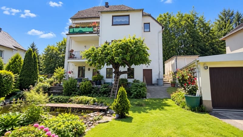 Zweifamilienhaus mit schönem Garten und Blick auf Dipps!