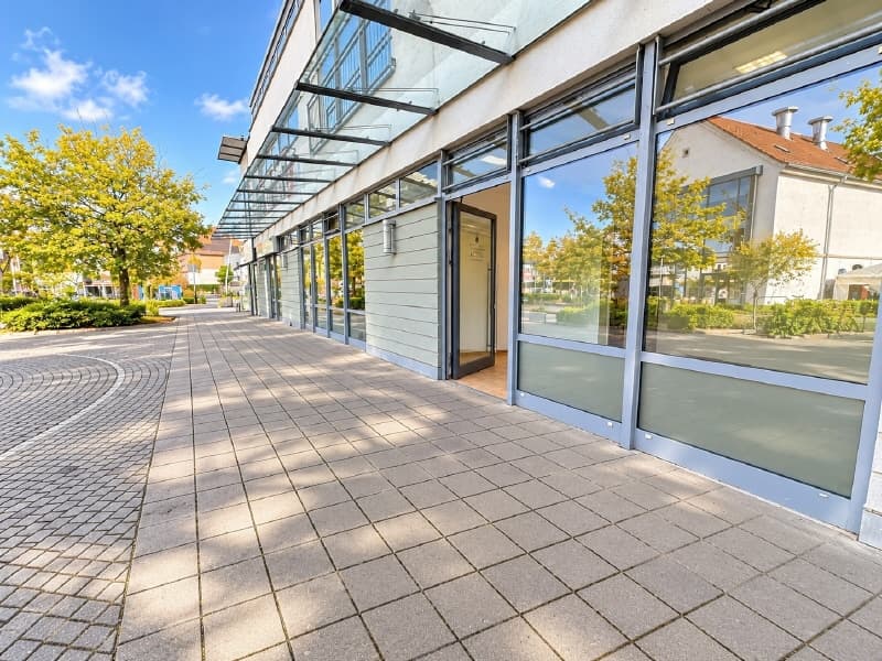 Helle Ladenfläche mit großer Schaufensterfront!