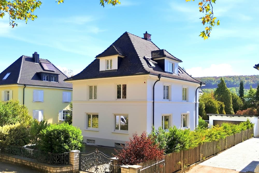 Stadtvilla von 1931 mitten in Lörrach mit Pool, Wintergarten und Garage