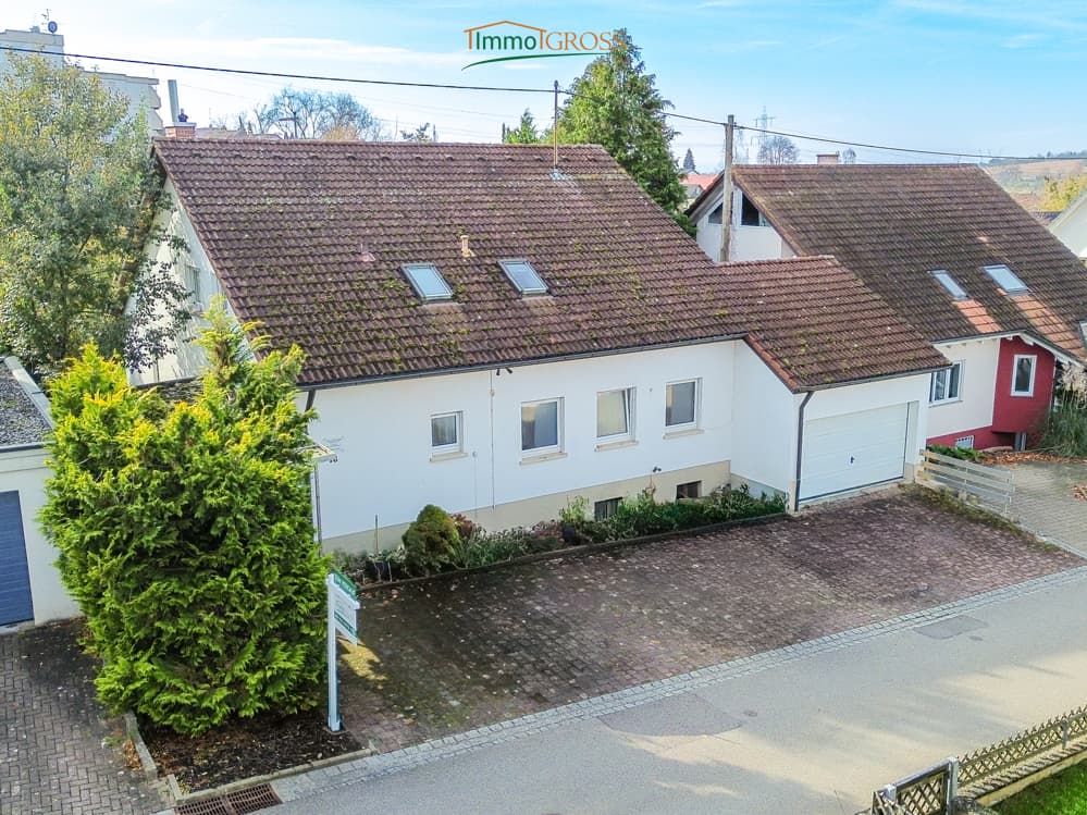 Mehrfamilienhaus im Grünen: drei Wohneinheiten, Garten mit Bach am Naturschutzgebiet Rümmingen