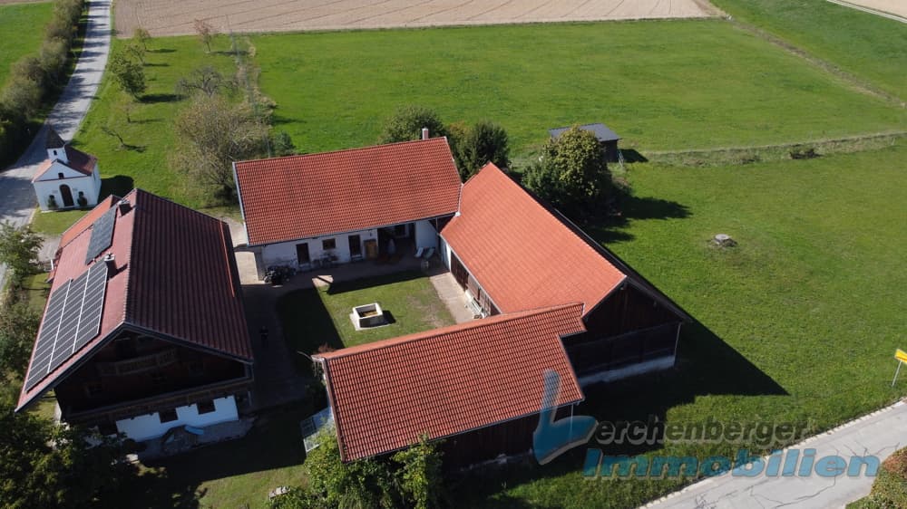 Ehemaliger Vierseithof in ländlicher Ortsrandlage im Landkreis Rottal-Inn