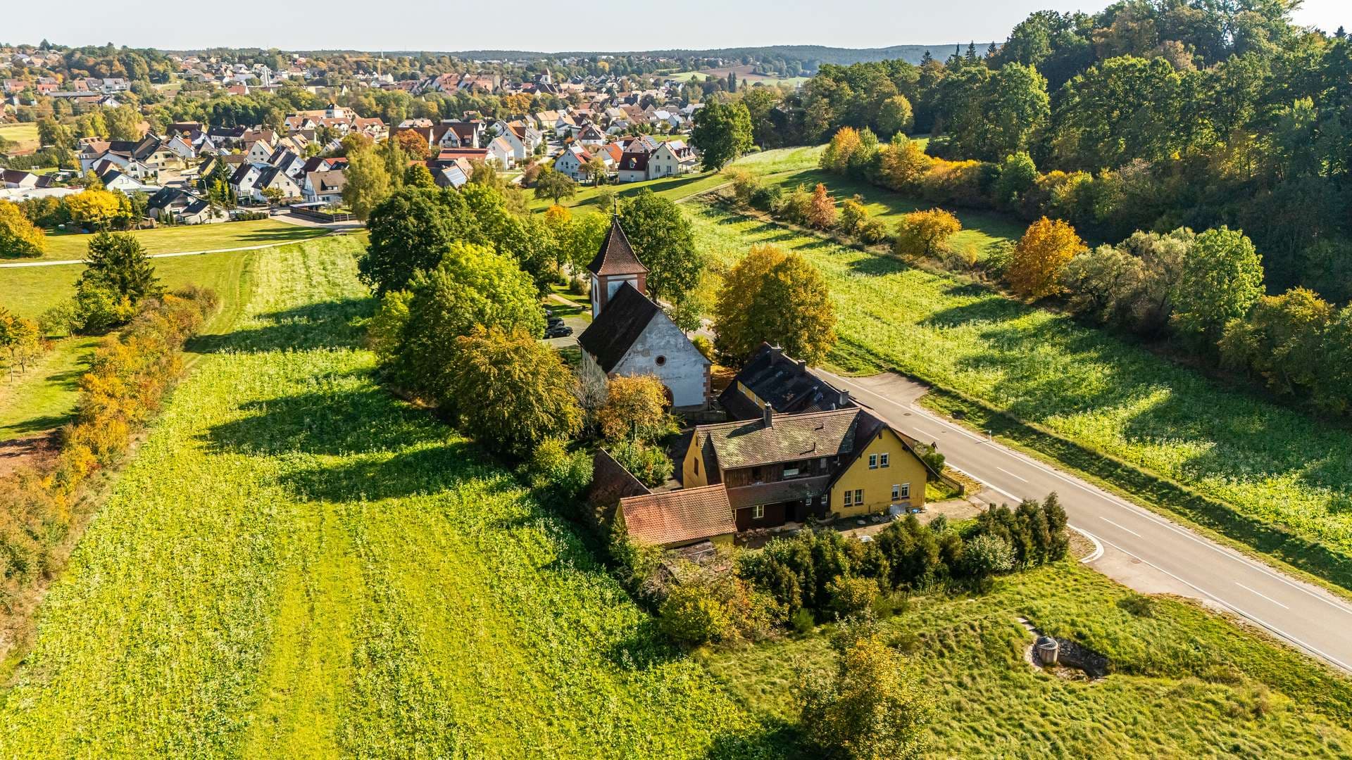 HEGERICH: Zwei Doppelhaushälften. Ein außergewöhnliches Anwesen. Unzählige Möglichkeiten.