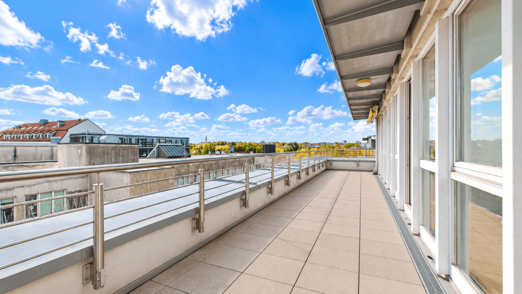 HEGERICH: Wohnen über den Dächern Münchens – lichtdurchflutetes Penthouse mit umlaufender Terrasse