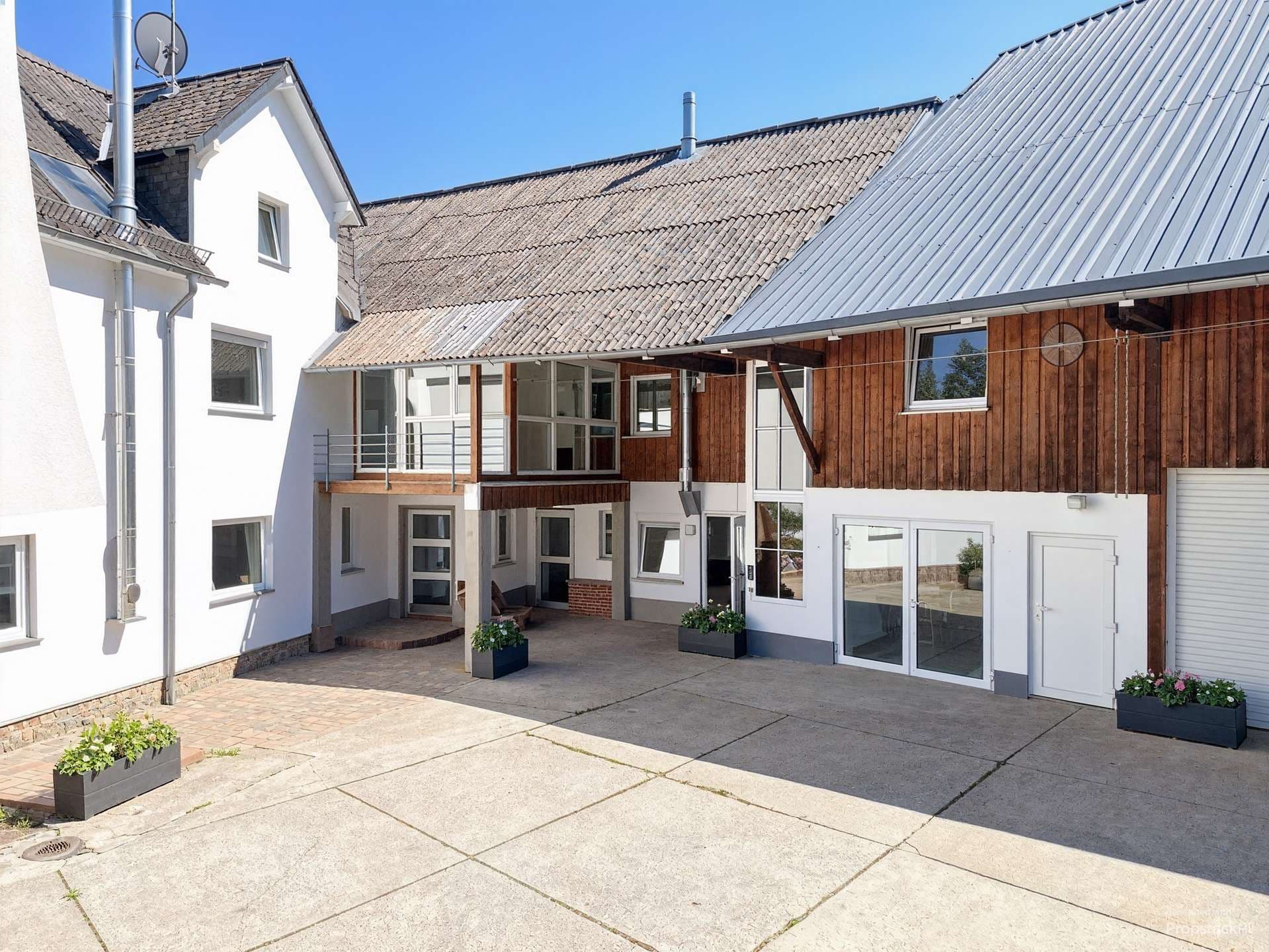 Zweifamilienhaus mit Gewerbe (KFZ Werkstatt)