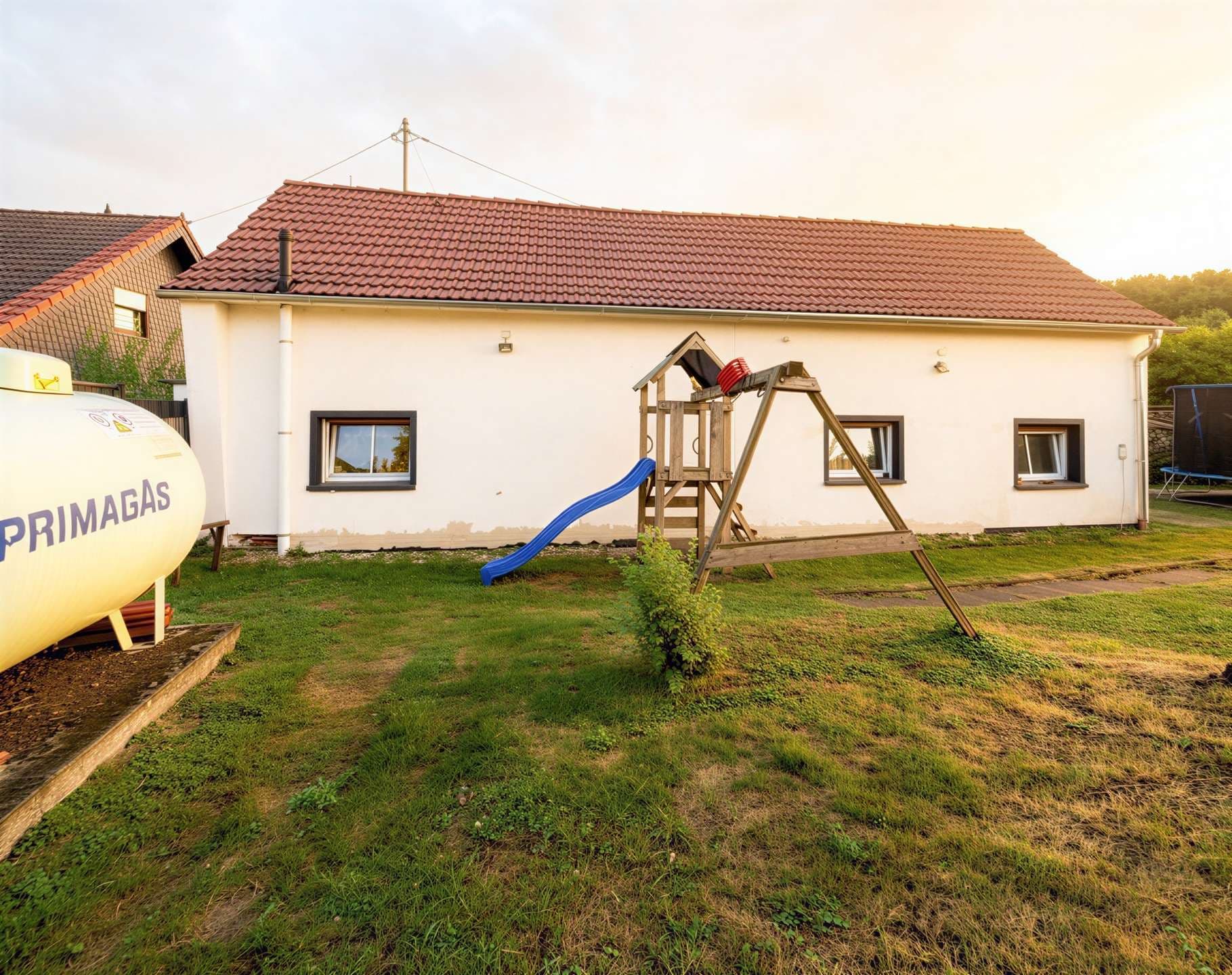 Einfamilienhaus mit Garten, drei Garagen und umfangreichen Modernisierungen