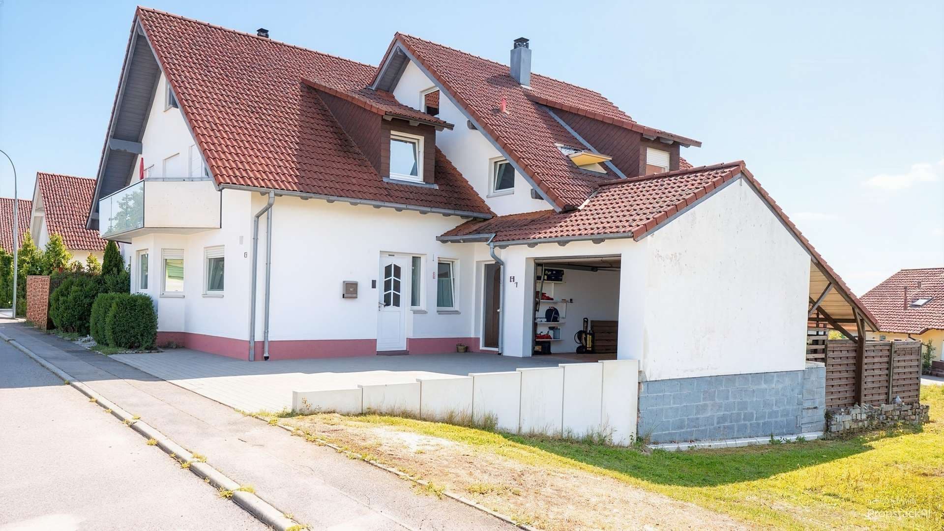 Großzügiges Zuhause mit besonderem Raumgefühl und viel Privatsphäre - FALC Immobilien