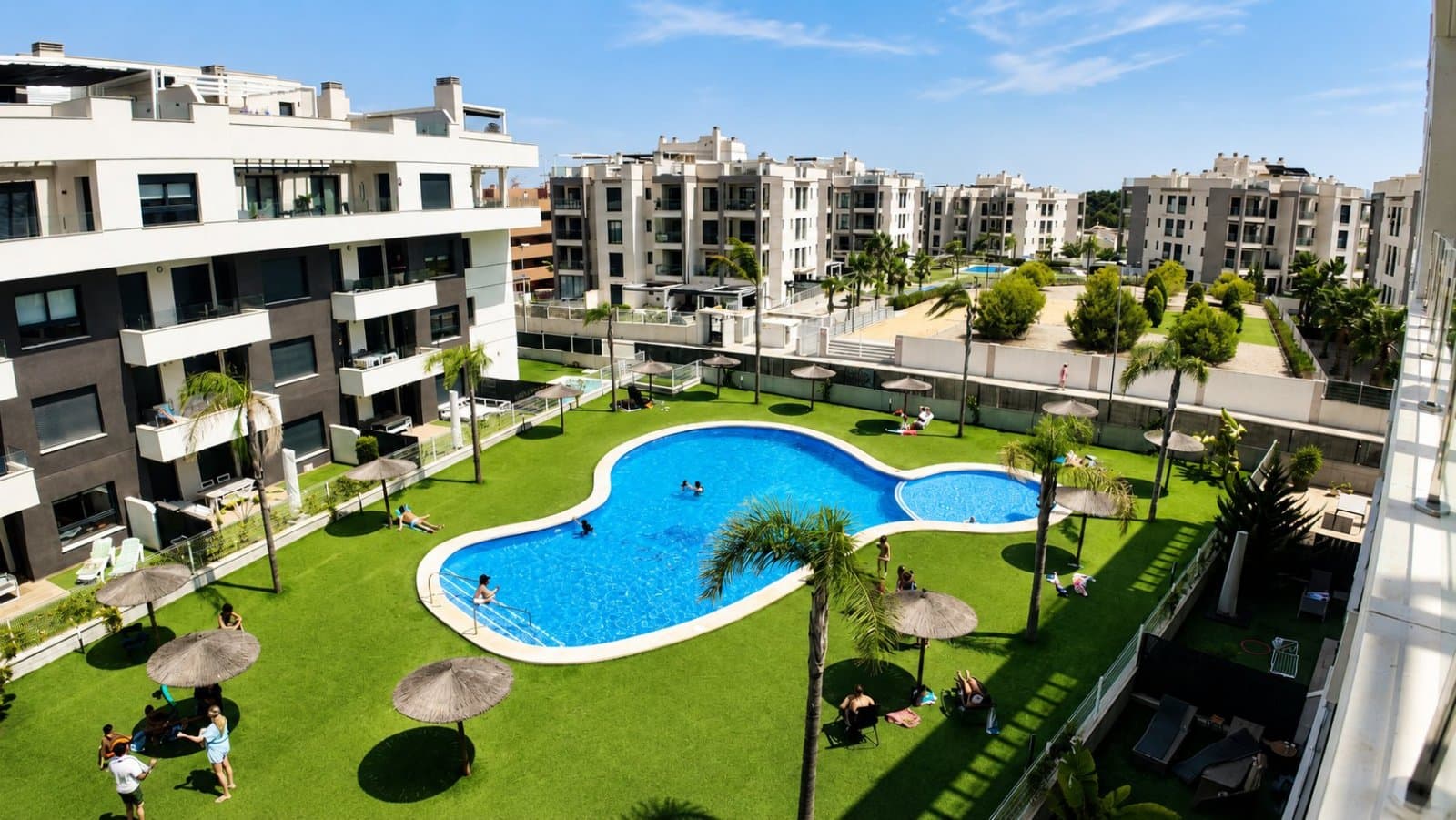 Modernes Penthouse mit großzügiger Dachterrasse und Gemeinschaftspool in Villamartín