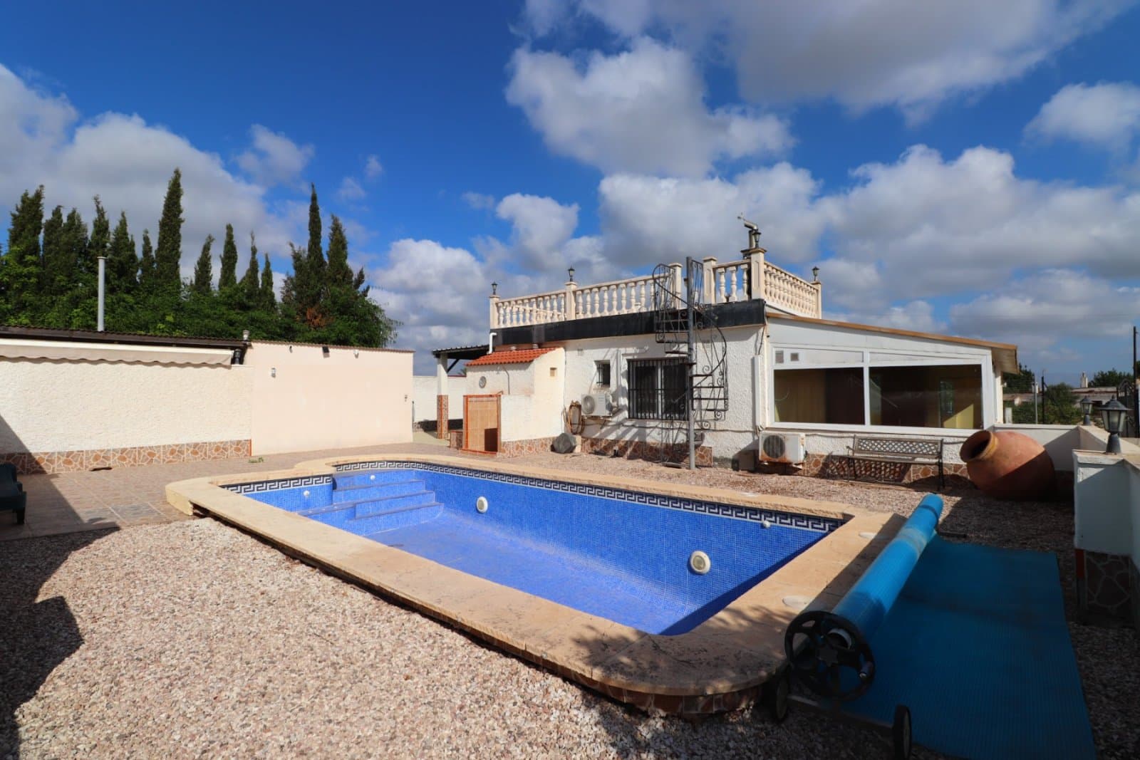 Landhaus-Villa mit 4 Schlafzimmern, 2 Bädern und Privatpool