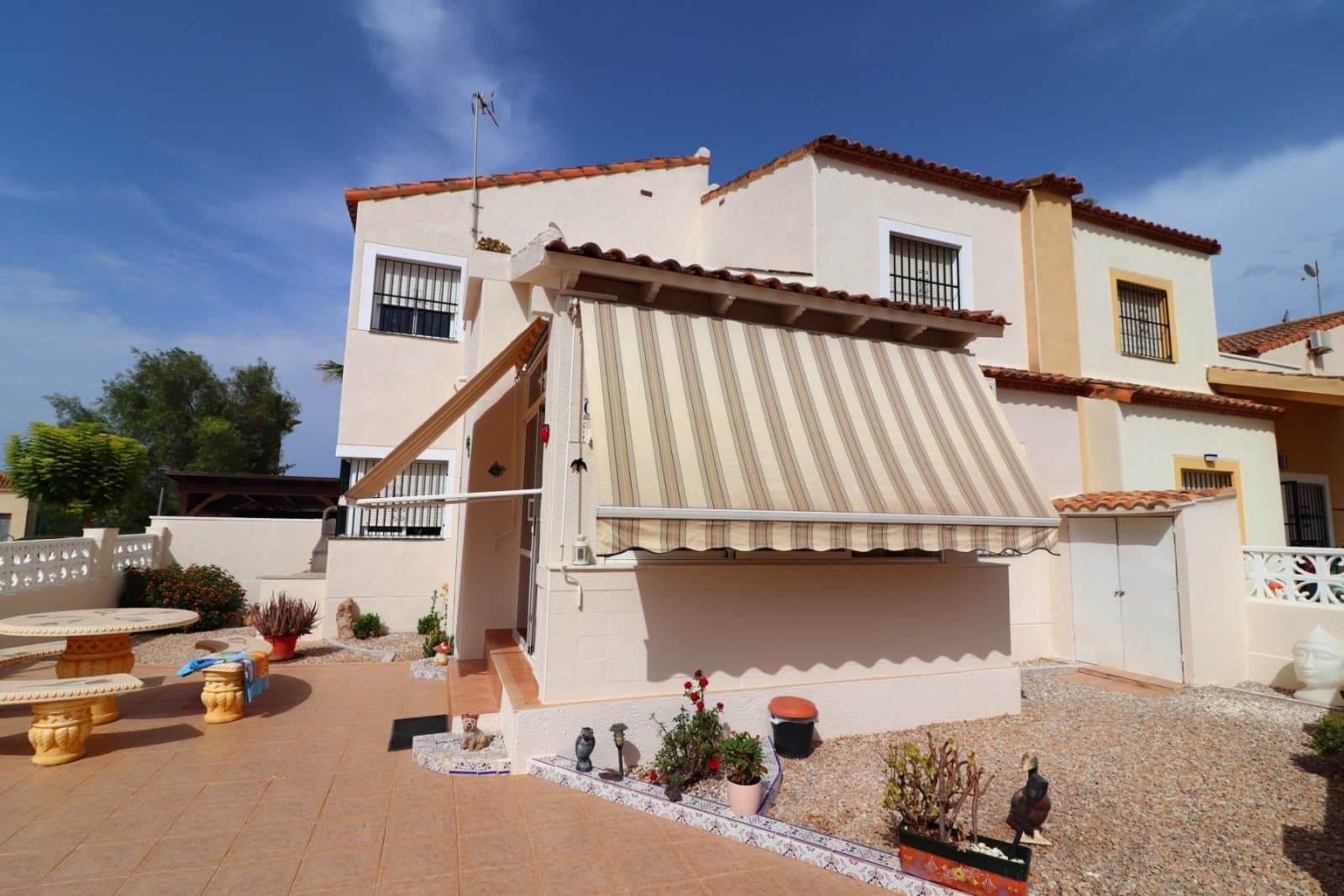 Quattrohaus mit 2 Schlafzimmern, 2 Bädern und Gemeinschaftspool in Montebello