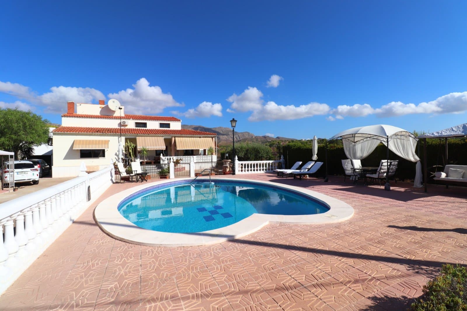 Landhaus-Villa mit 6 Schlafzimmern, 4 Badezimmern, Garage und Privatpool