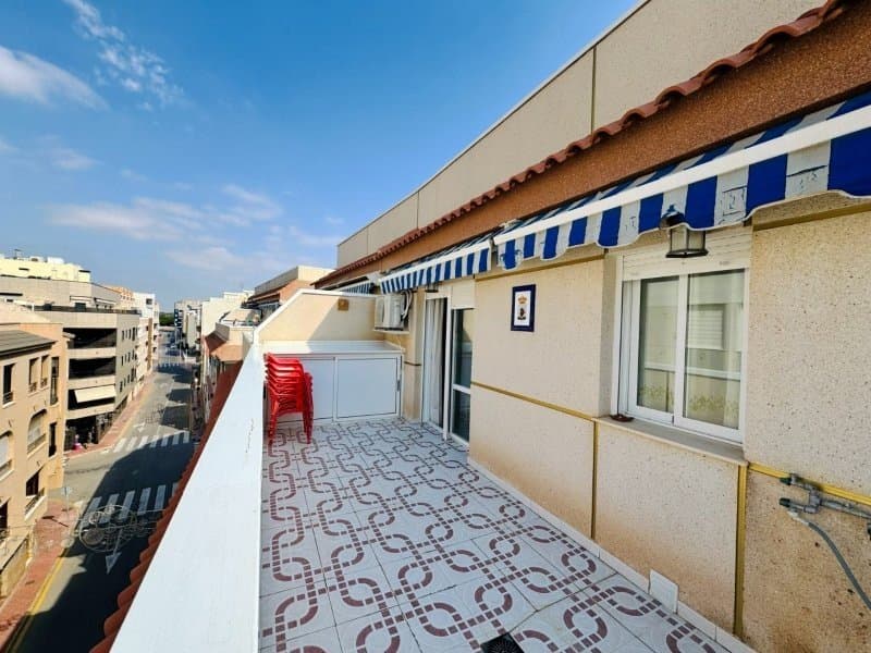 Penthouse-Wohnung mit 2 Schlafzimmern und 1 Bad nur 200 m vom Strand