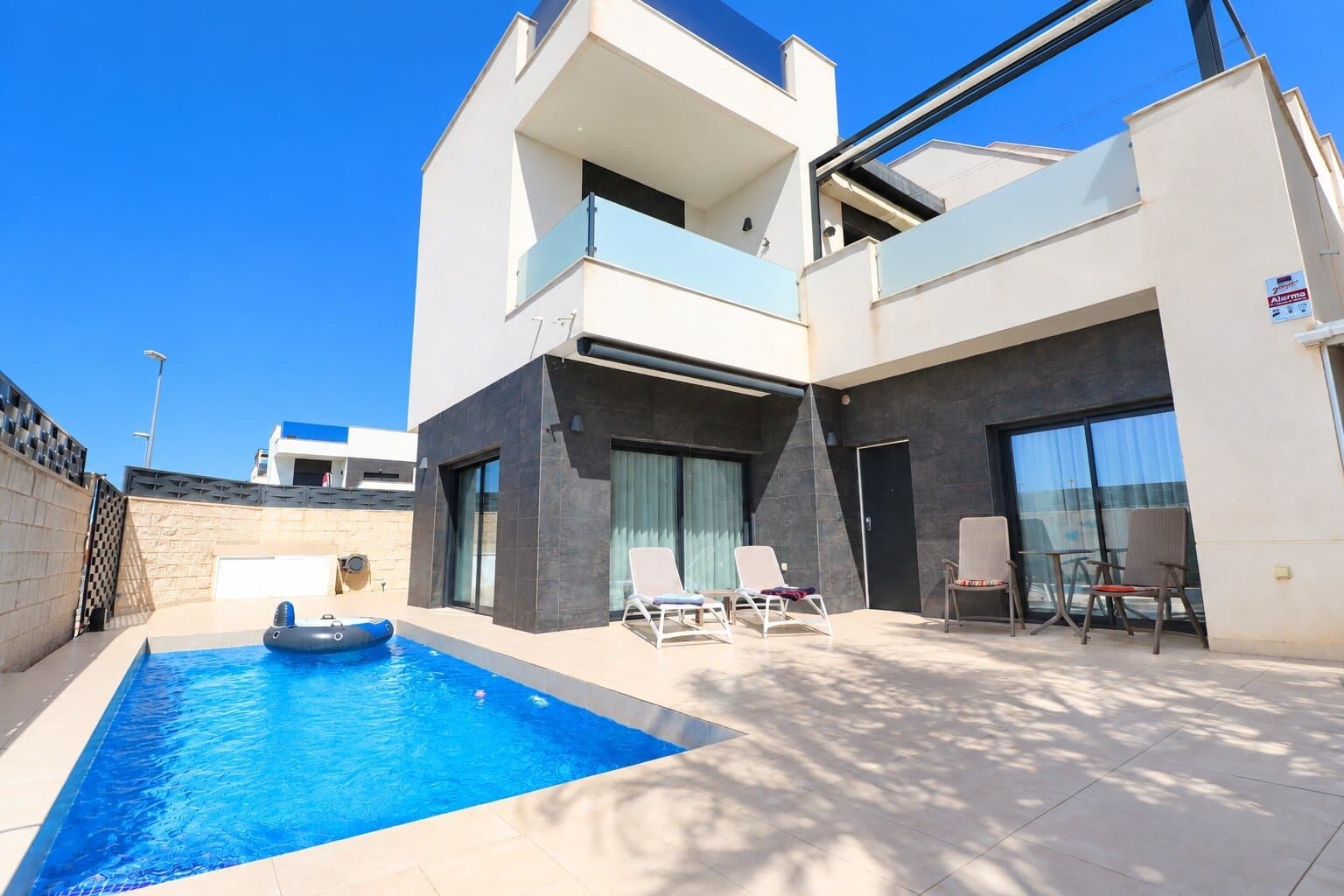 Moderne nach Westen ausgerichtete freistehende Villa mit drei Schlafzimmern in Benijofar