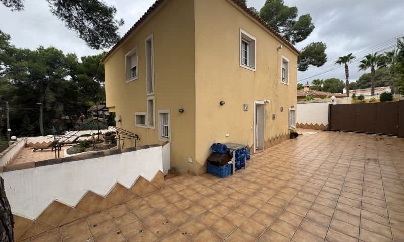 Charmante Villa mit Meerblick in Pinar de Campoverde auf einem großen von Pinien umgebenen Grundstück