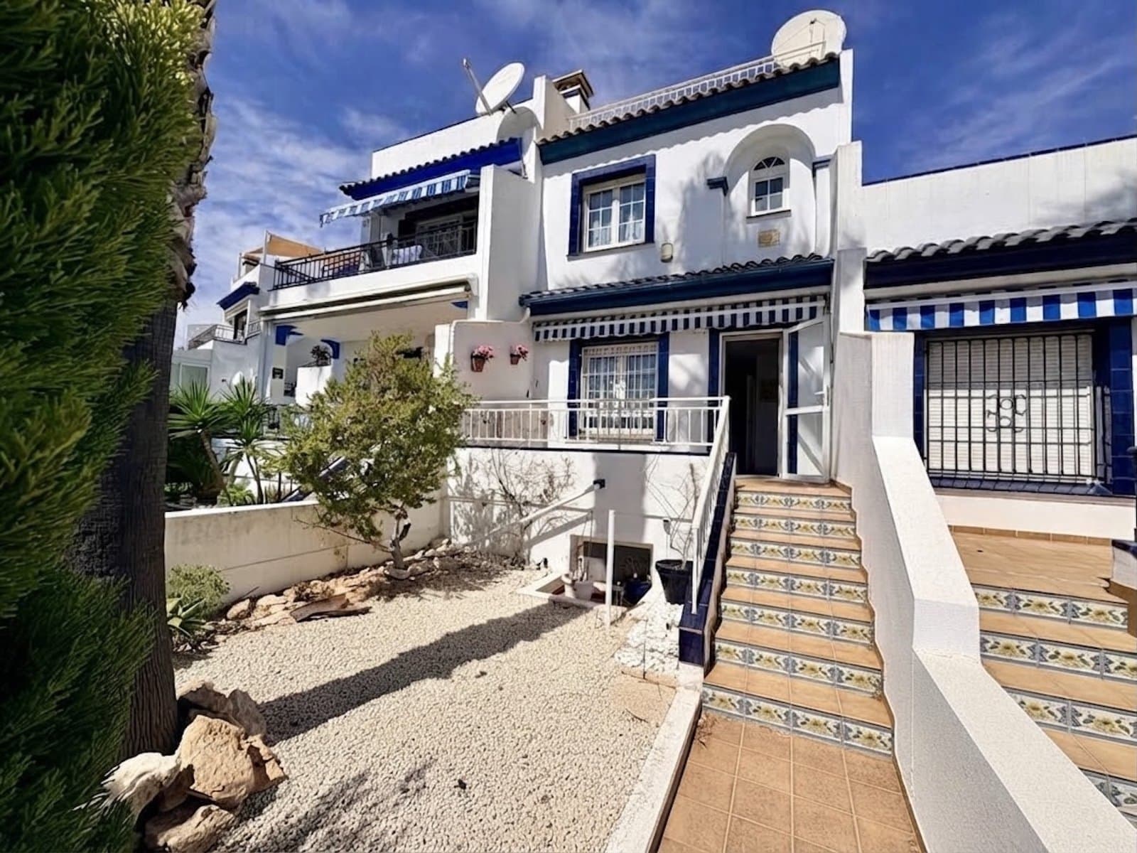 Duplex-Reihenhaus mit Solarium und Meerblick, Garten und Gemeinschaftspool in Conjunto Rioja